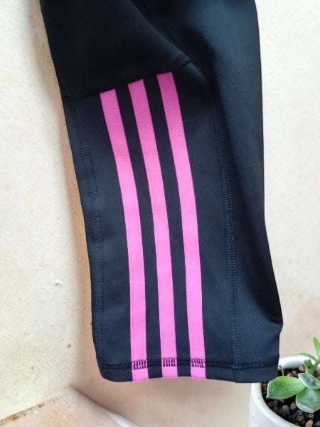 🏃‍♀️ Leggings Adidas Sport & Style – Noir & Rose Vif (XS)